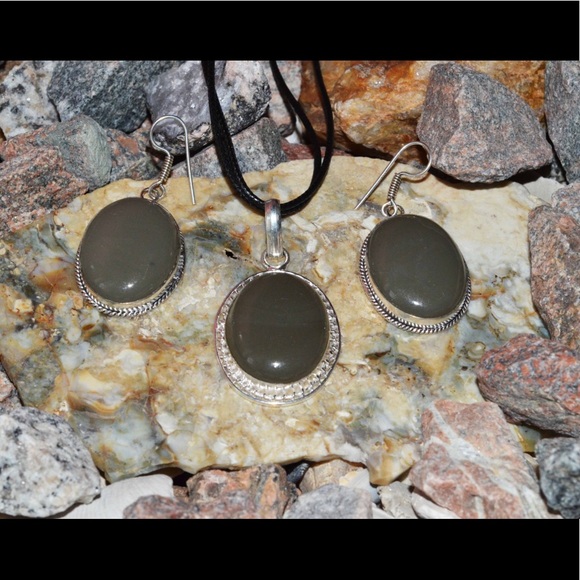 Statement Grayish Onyx Pendant & Earrings Set - Picture 1 of 6